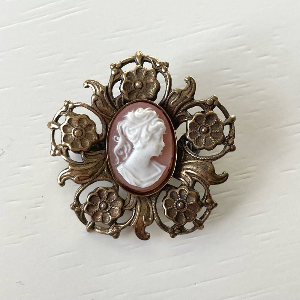 Vintage/antique cameo brooch pin goldtone floral setting romantic cottagecore - Picture 2 of 11
